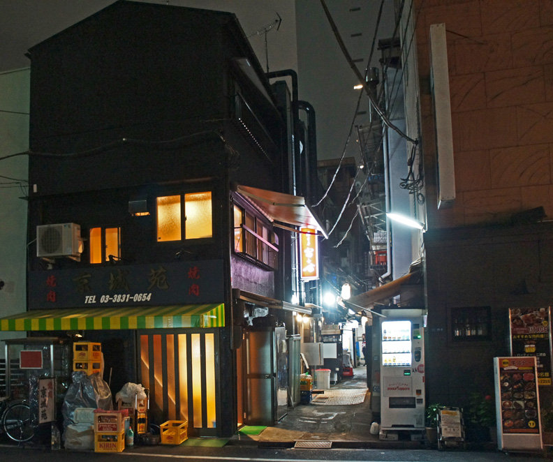 夜散歩のススメ
カテゴリ:東京都23区 >
台東区
夜散歩のススメ3641「街角交差点に向かう、建物中間の装テン」夜散歩のススメ3615「ビル隙間通り、繋がるバルコニー」夜散歩のススメ3610「土手通りから分かれる曲がり道」夜散歩のススメ3607「ラブホテル街に囲まれるガードサイド長屋」夜散歩のススメ3605「一面凸凹外壁のカフェー建築」夜散歩のススメ3595「並びあう老舗、裏側からの街区」夜散歩のススメ3593「吉原弁財天の壁画とヨコガワ」夜散歩のススメ3579「コーナーアール、カフェ―建築」夜散歩のススメ3575「浅草地下商店街、謎の出っ張り石」夜散歩のススメ3570「トタン色に輝く長屋」夜散歩のススメ3565「浅草地下商店街、曲がる通路と天井配管」夜散歩のススメ3555「テントに看板、電線路地」夜散歩のススメ3547「都市隙間にある焼肉横丁」夜散歩のススメ3543「横丁交差点の迷宮階段」夜散歩のススメ3539「広い浅草エリアのそれぞれの通り」夜散歩のススメ3536「看板・建物もなくなったヌケ、焼肉横丁」夜散歩のススメ3531「繋がるギザギザアーケード」夜散歩のススメ3527「焼肉横丁のウラガワ通り」夜散歩のススメ3523「立ち姿が良く見える初音小路飲食街」夜散歩のススメ3520「幅広通りにテント、ホッピー通り」