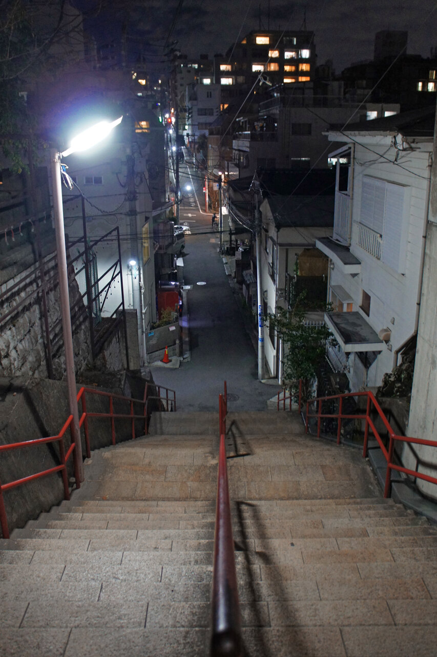 夜散歩のススメ3440 須賀神社男坂の階段から見る谷間 夜散歩のススメ