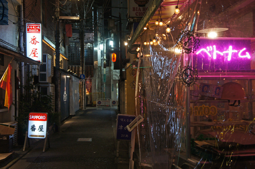 夜散歩のススメ23 百軒横丁と交差点の隅切り建物 夜散歩のススメ 夜散歩のススメ23 百軒横丁と交差点の隅切り建物 夜散歩のススメ