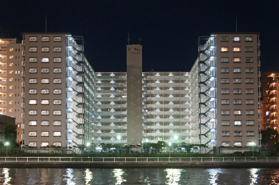 夜散歩のススメ2708 運河沿いマンションの連続と灯り 夜散歩のススメ