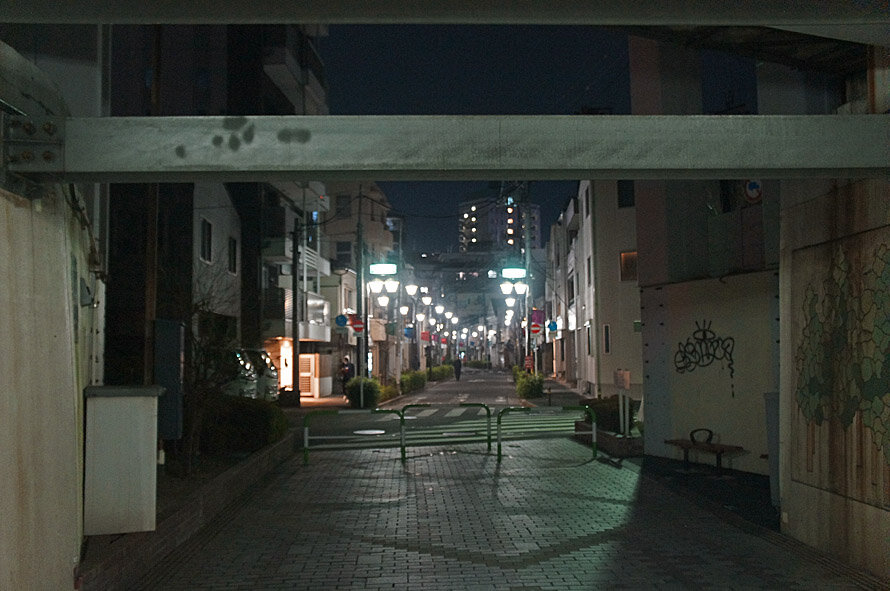 夜散歩のススメ2967 ｖ字型 分かれ道型のガード下 夜散歩のススメ