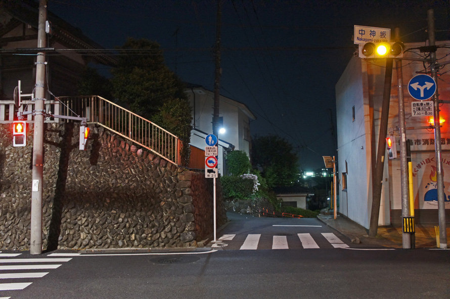 夜散歩のススメ1479 中神坂交差点の玉石擁壁 夜散歩のススメ 夜散歩のススメ1479 中神坂交差点の玉石擁壁 夜散歩のススメ