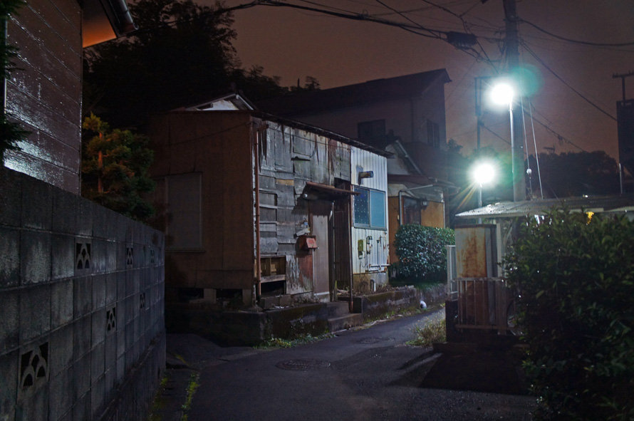 夜散歩のススメ1857 壊れかけがアート的建物 夜散歩のススメ