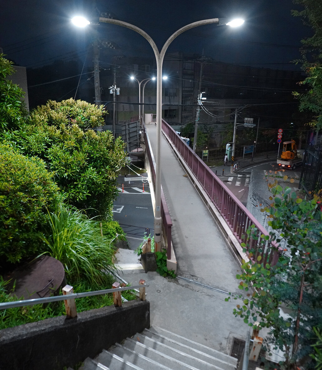 夜散歩のススメ4560「横断歩道橋と斜面階段の融合」 : 夜散歩の 夜散歩のススメ4560「横断歩道橋と斜面階段の融合」 : 夜散歩の