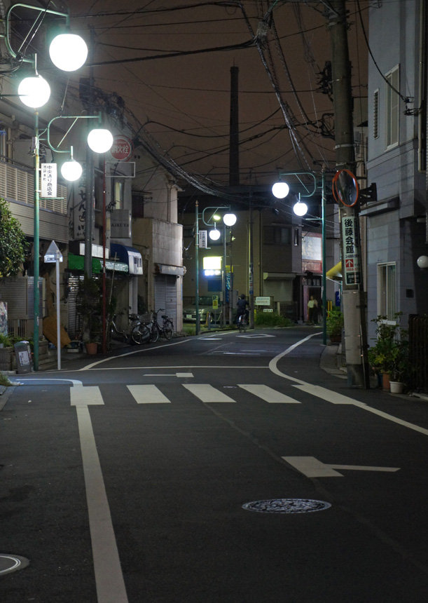 夜散歩のススメ06 商店街の曲りでみえる煙突 夜散歩のススメ 夜散歩のススメ06 商店街の曲りでみえる煙突 夜散歩のススメ