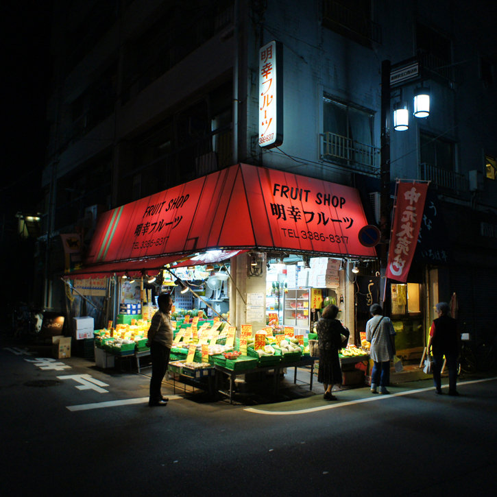 夜散歩のススメ0868 夜灯り 街角の果物屋 夜散歩のススメ