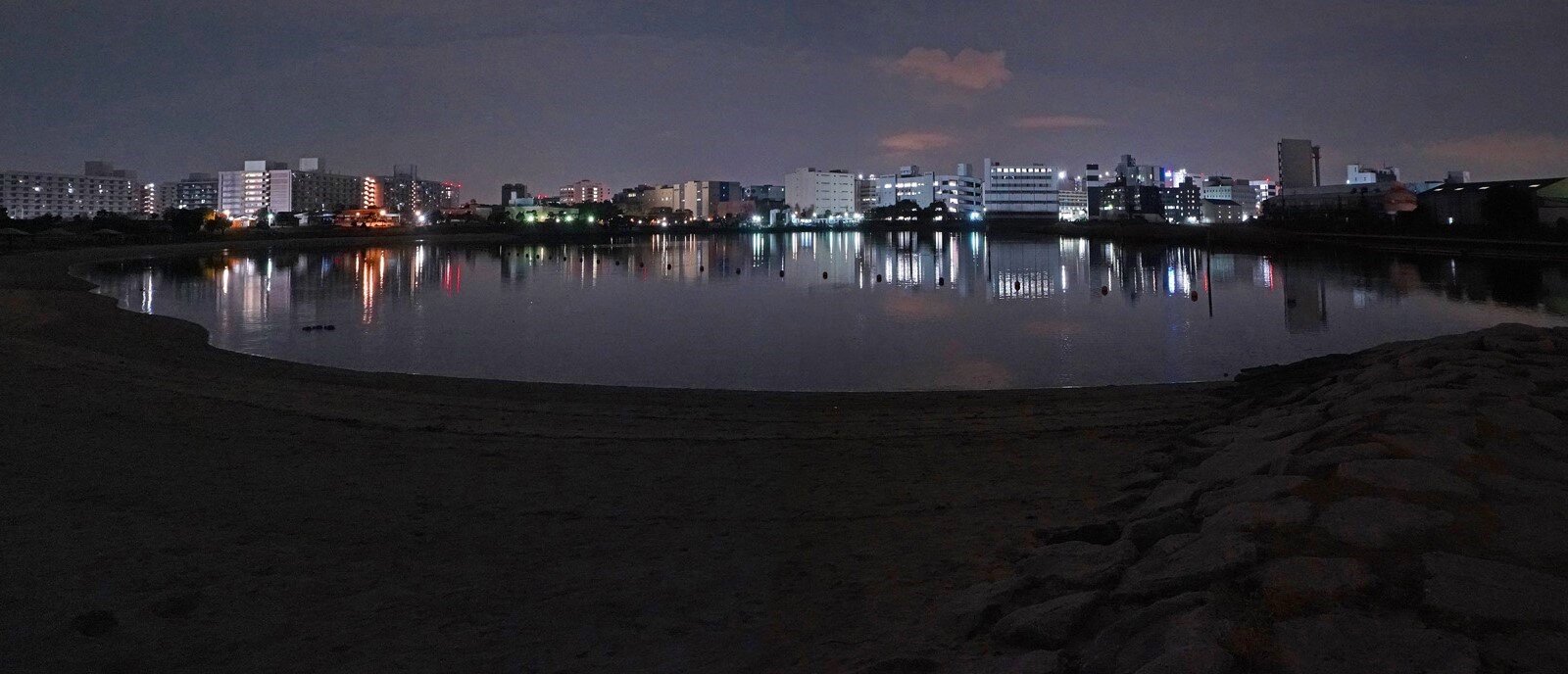夜散歩のススメ4296「対岸にビル群の不思議な砂浜風景」 : 夜散歩のススメ