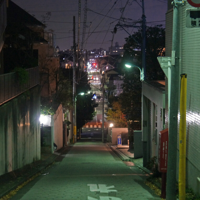 夜散歩のススメ2905 住宅街の直線通り坂道 夜散歩のススメ