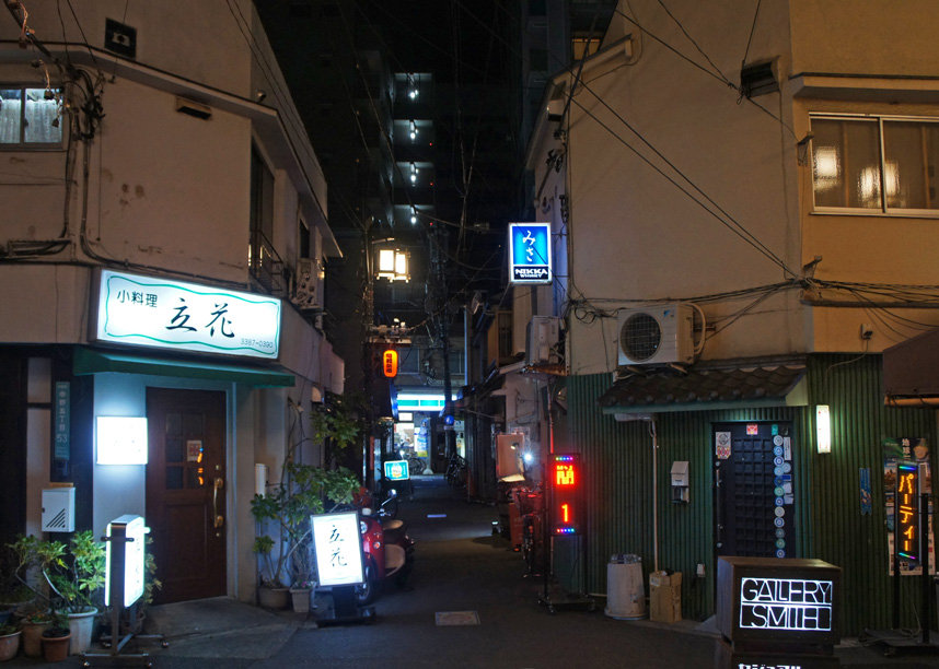 夜散歩のススメ23 百軒横丁と交差点の隅切り建物 夜散歩のススメ