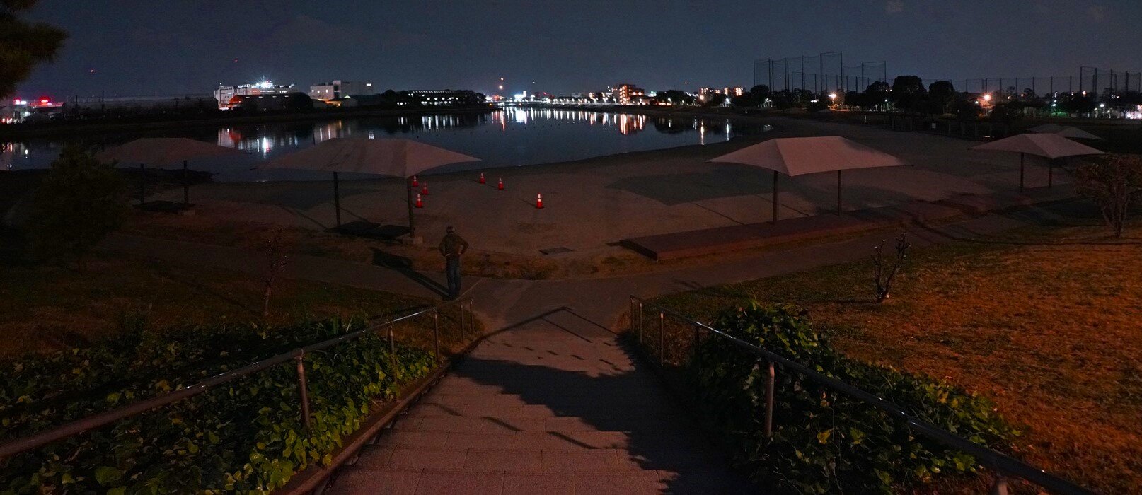 夜散歩のススメ4296「対岸にビル群の不思議な砂浜風景」 : 夜散歩のススメ
