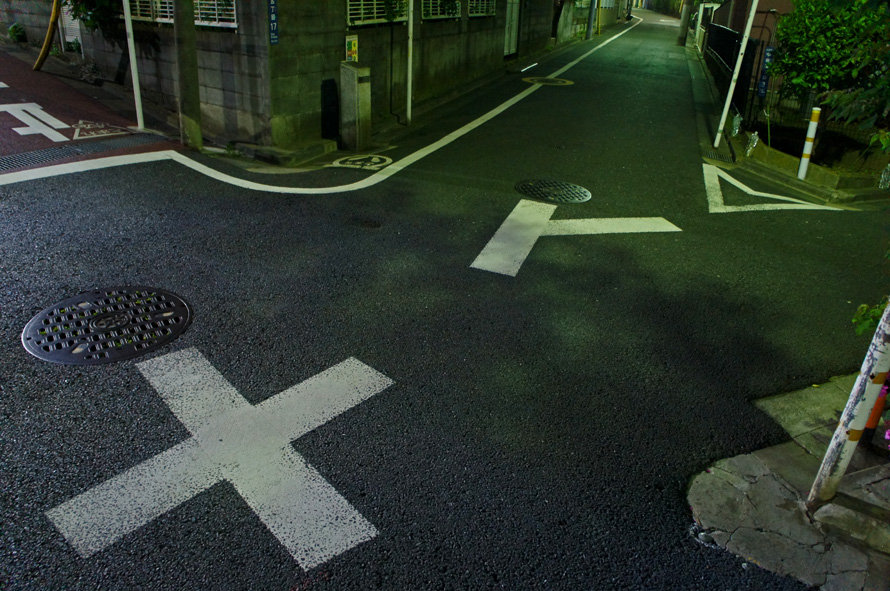 夜散歩のススメ1492 交差点の三連道路標示 夜散歩のススメ 夜散歩のススメ1492 交差点の三連道路標示 夜散歩のススメ