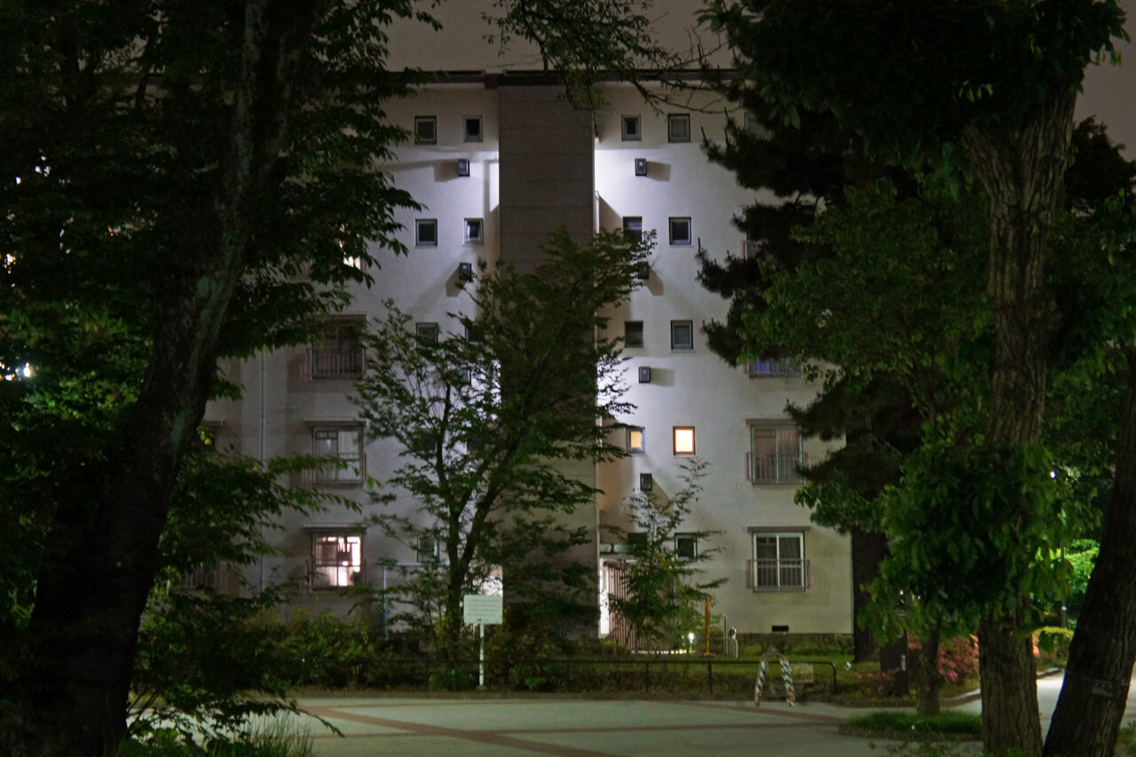 夜散歩のススメ3542 滝山団地 間接照明から左右に漏れる灯り 夜散歩のススメ