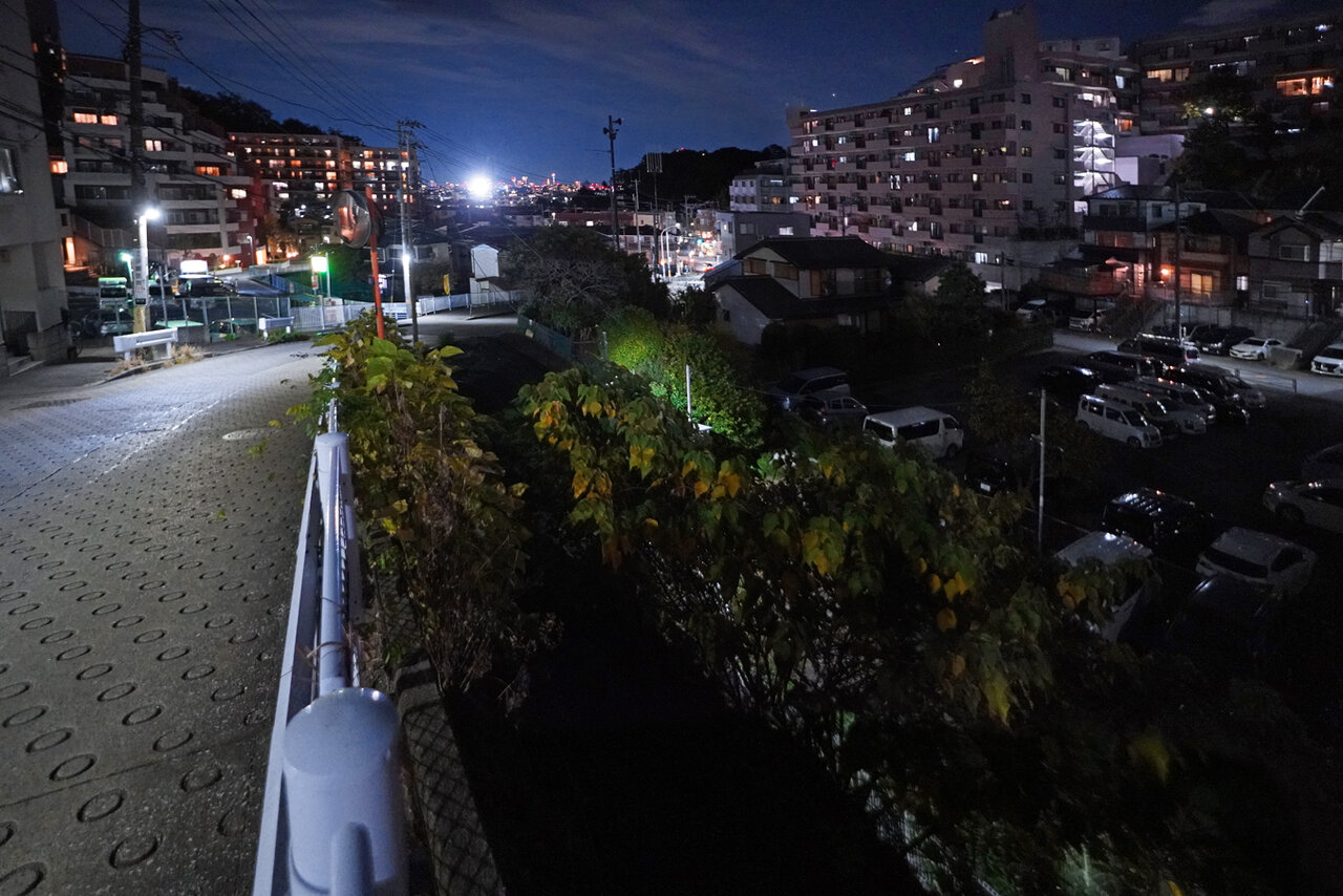 夜散歩のススメ4958「蟹ケ谷の谷間を突っ切る道路」 : 夜散歩のススメ