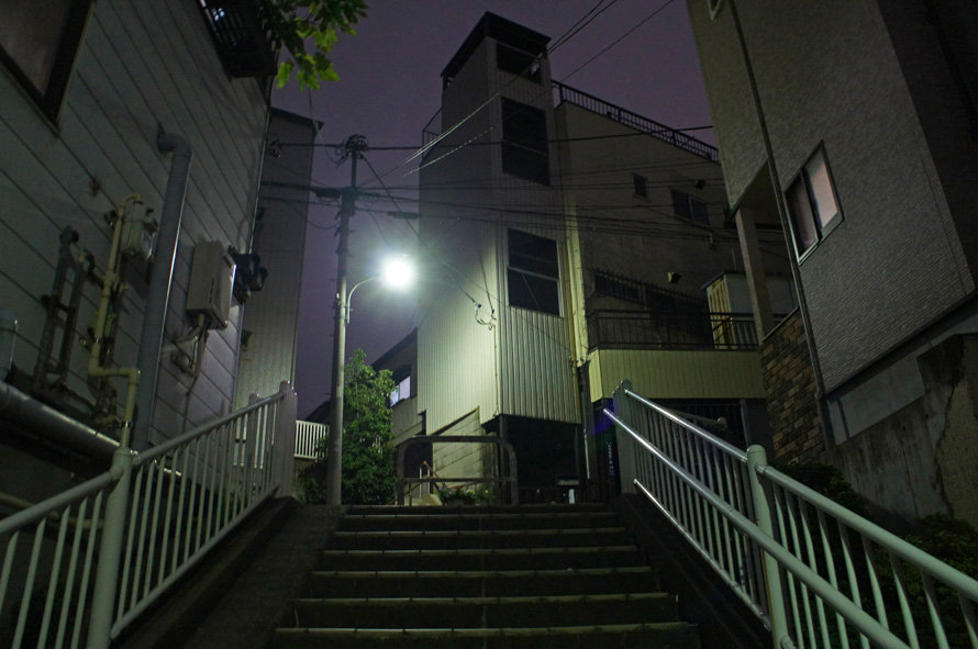 夜散歩のススメ1650 蛇坂を横断する階段と白い建物 夜散歩のススメ 夜散歩のススメ1650 蛇坂を横断する階段と白い建物 夜散歩のススメ
