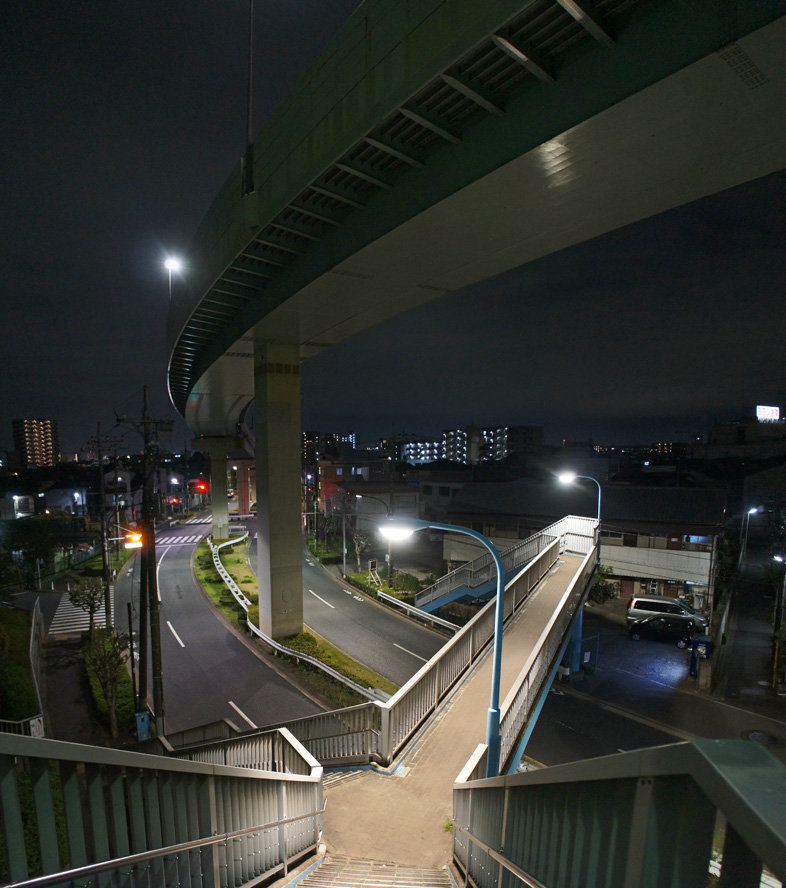 夜散歩のススメ2103 足が高い高速ガードと歩道橋の立体交差 夜散歩のススメ