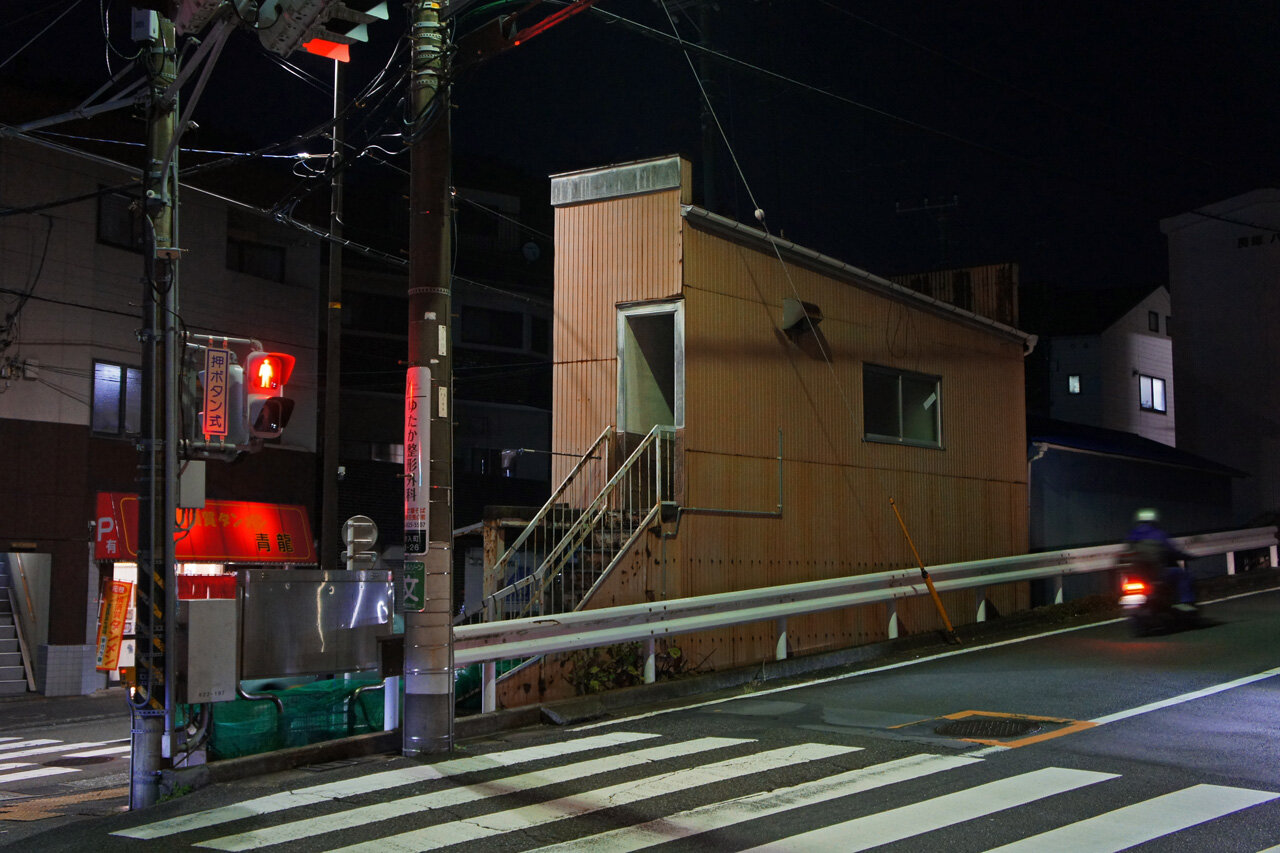 夜散歩のススメ3374 見え方が変わる 立体ｙ字路建物 夜散歩のススメ