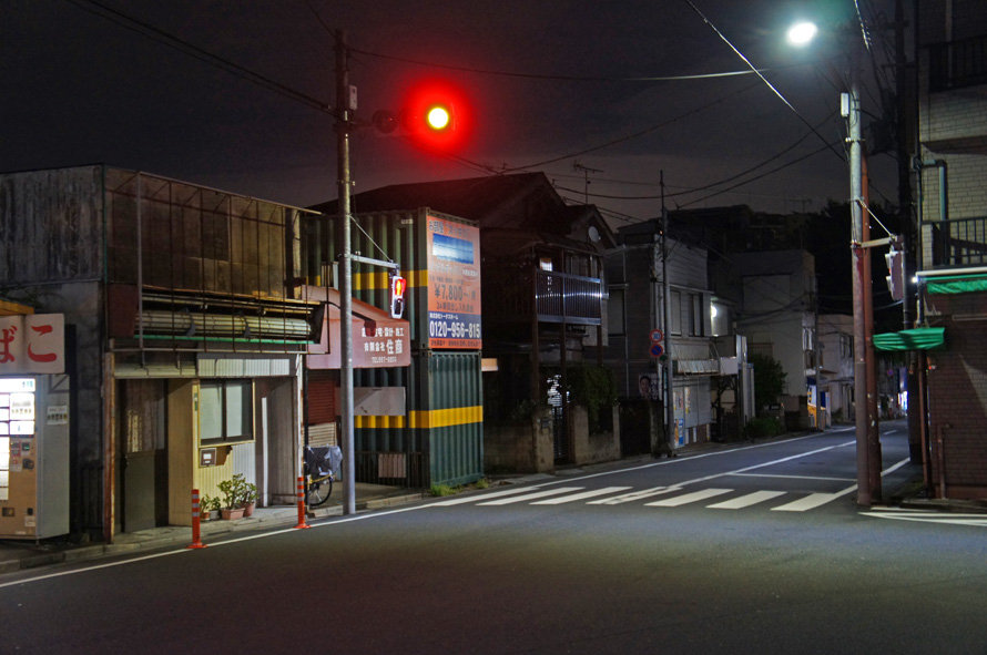 夜散歩のススメ2280 交差点 店舗と倉庫と信号 夜散歩のススメ 夜散歩のススメ2280 交差点 店舗と倉庫と信号 夜散歩のススメ
