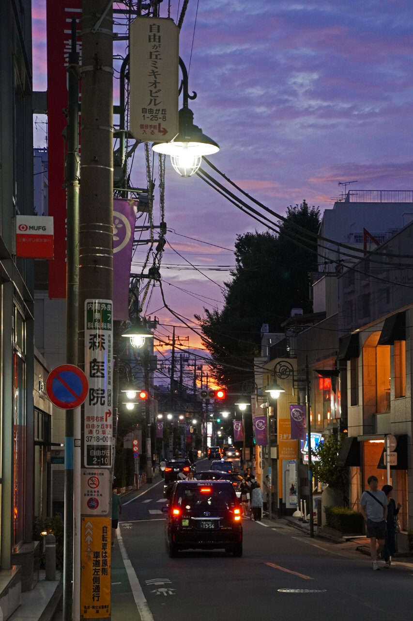 夜散歩のススメ4077「夕焼け空と華やかな商店街、ビル並み」 : 夜散歩 