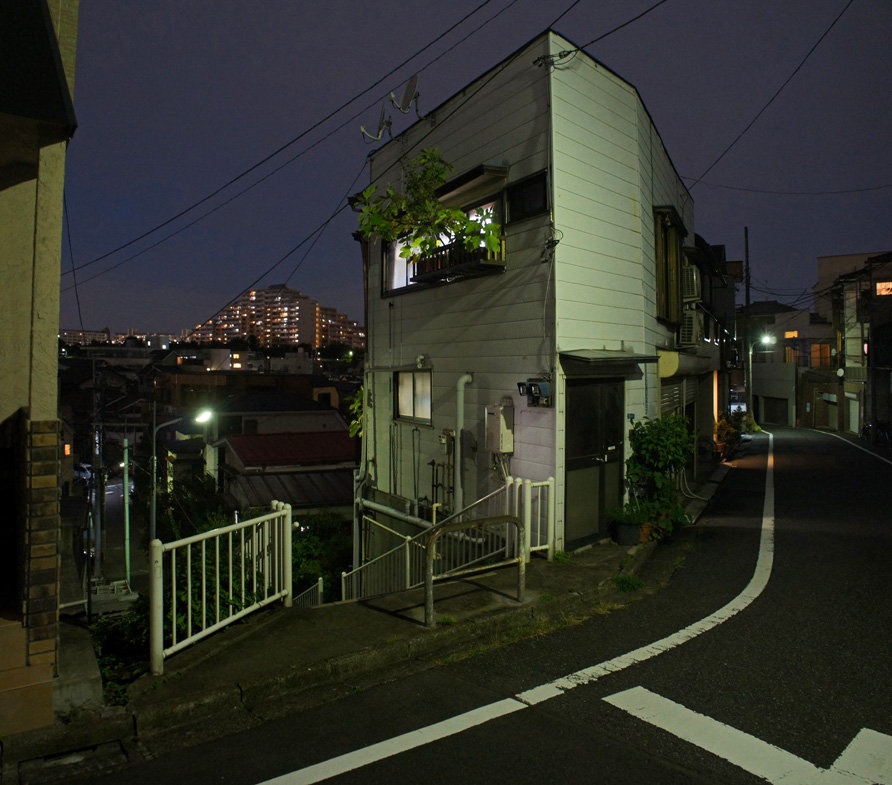 夜散歩のススメ1650 蛇坂を横断する階段と白い建物 夜散歩のススメ 夜散歩のススメ1650 蛇坂を横断する階段と白い建物 夜散歩のススメ