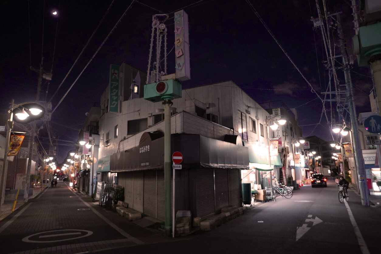 夜散歩のススメ5415「商店街カドの機械チックな看板」 : 夜散歩のススメ