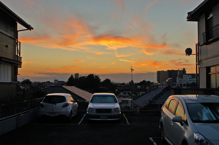 夜散歩のススメ0708 国分寺崖線からみる隙間の夕日 夜散歩のススメ