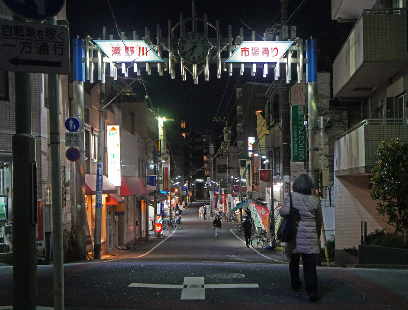 夜散歩のススメ2991「坂上にある滝野川市場通りゲート」 夜散歩のススメ 夜散歩のススメ2991「坂上にある滝野川市場通りゲート」 夜散歩のススメ