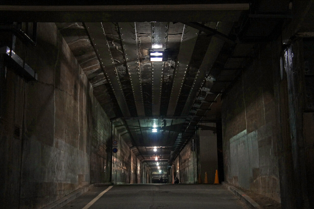 夜散歩のススメ3430「まるで地下トンネル」 : 夜散歩のススメ