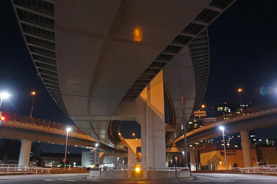 夜散歩のススメ2436 東雲ｊｃｔ アートな橋脚と捻じれガード 夜散歩のススメ