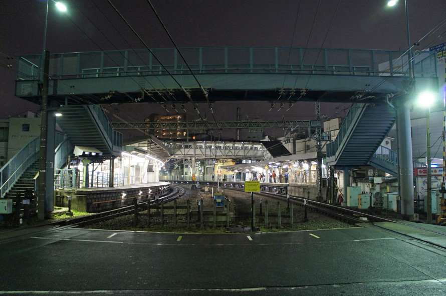 夜散歩のススメ0567 光る代々木八幡駅と歩道橋 夜散歩のススメ