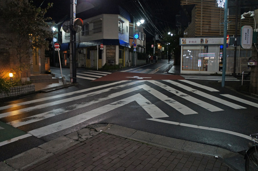 夜散歩のススメ1194 複雑な横断歩道線の五差路 夜散歩のススメ
