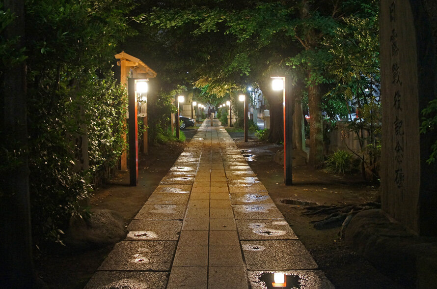 夜散歩のススメ2594 細長 い参道 八幡神社 夜散歩のススメ