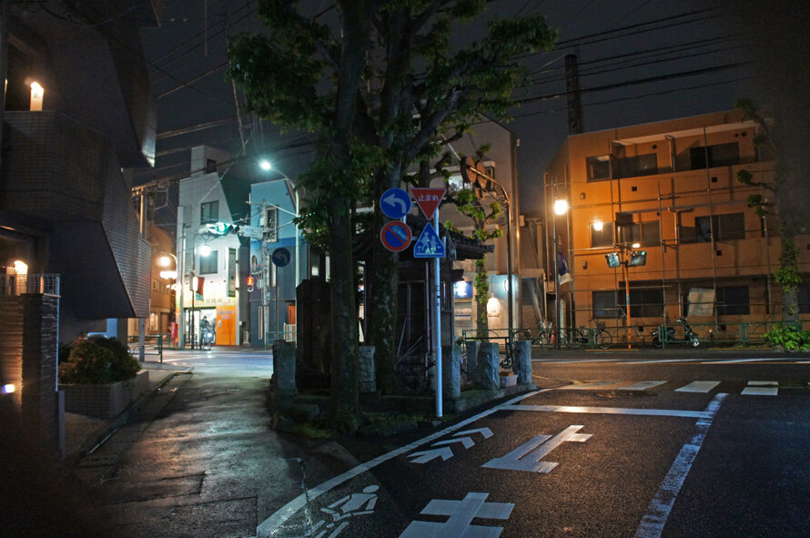 夜散歩のススメ
タグ：三叉路




夜散歩のススメ3134「三角残地、さわら庚申と道標」夜散歩のススメ2128「鐘ヶ淵駅踏切の先の三叉路」夜散歩のススメ0631「Y字路を覆うヒマラヤ杉」夜散歩のススメ0479「五叉路のうちの三叉路」