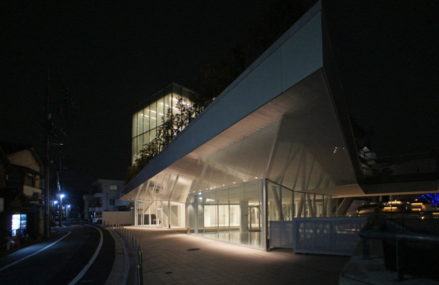 夜散歩のススメ0553 斜めに写り込む天井 夜散歩のススメ
