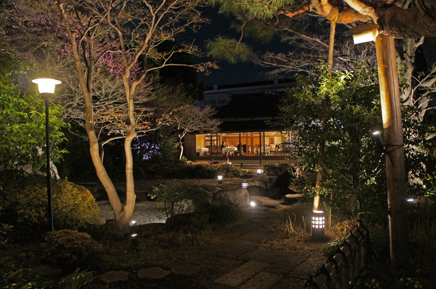 夜散歩のススメ1359 玄関から見える庭園と 夜散歩のススメ