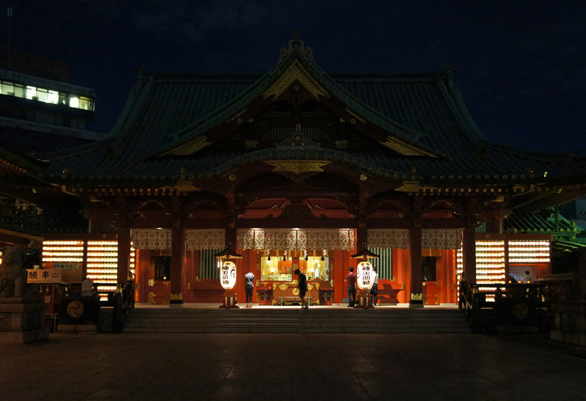 夜散歩のススメ0423 鈍く光る装飾 夜の神田明神 夜散歩のススメ