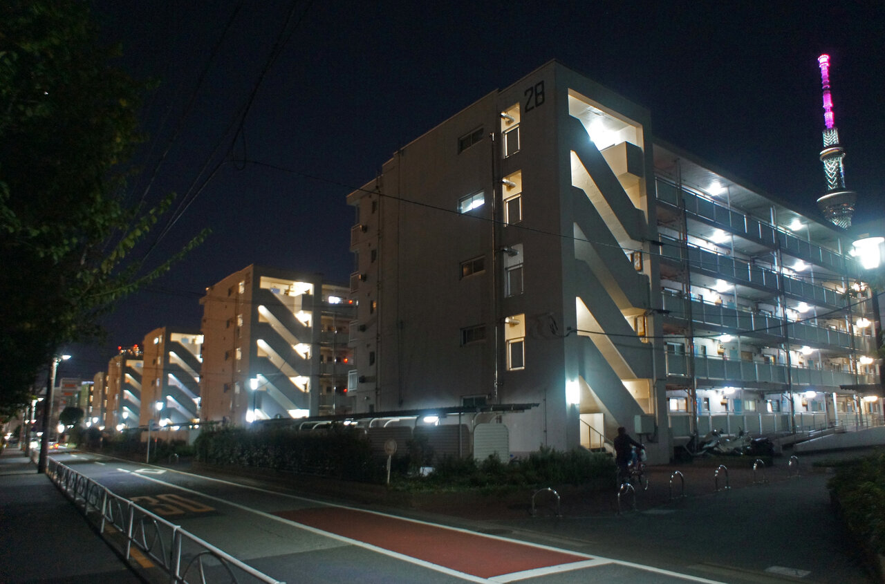 夜散歩のススメ2908 文花団地の階段灯り 夜散歩のススメ