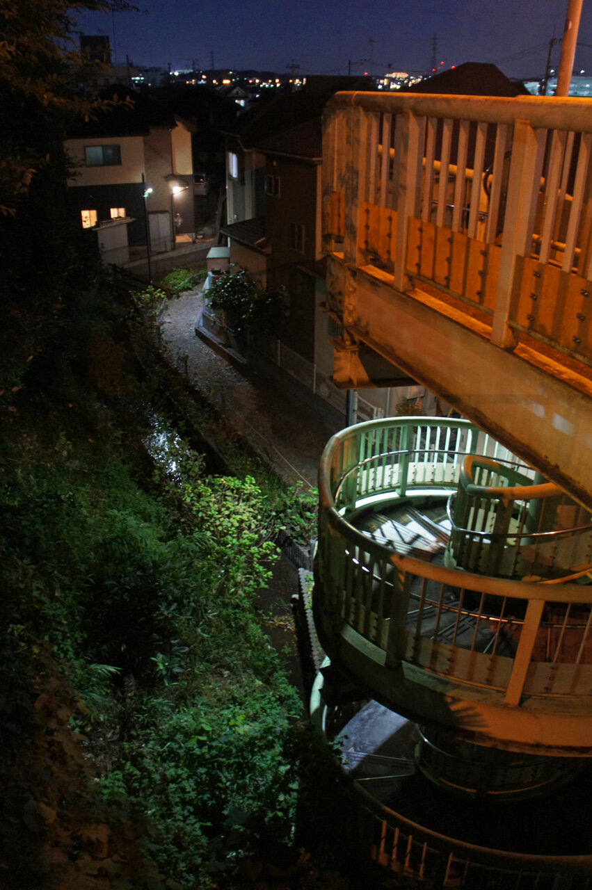 夜散歩のススメ3317 崖と住宅の間 川と螺旋の立体交差 夜散歩のススメ