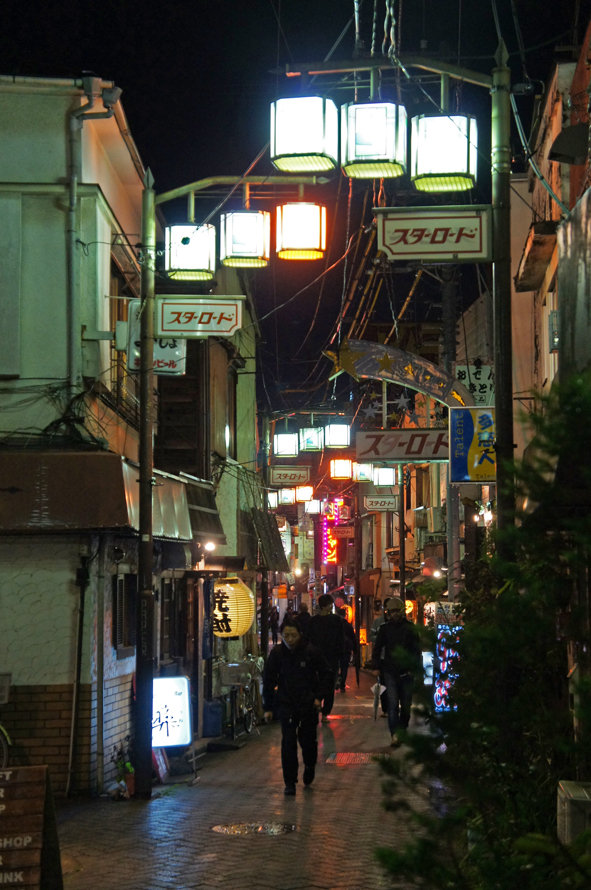 夜散歩のススメ12 星が流れる看板 スターロード 夜散歩のススメ