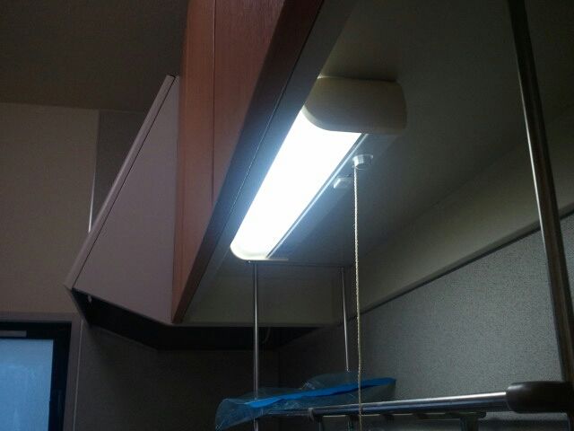 台所のシンク上の照明掃除 節約ママのこだわり掃除