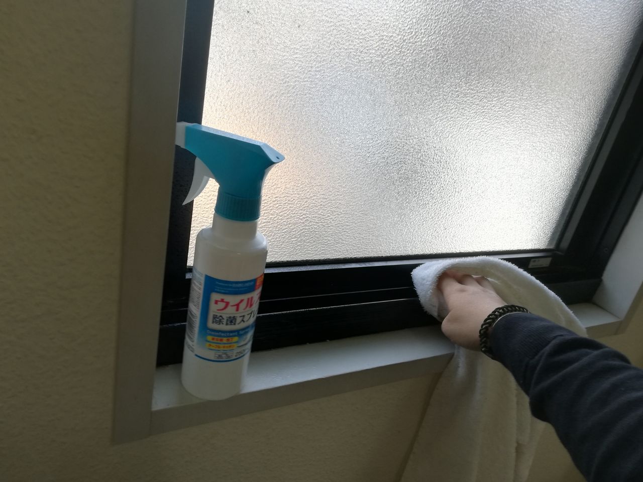 春はカビ注意 窓の周りのカビ取りで家じゅうスッキリ 節約ママのこだわり掃除