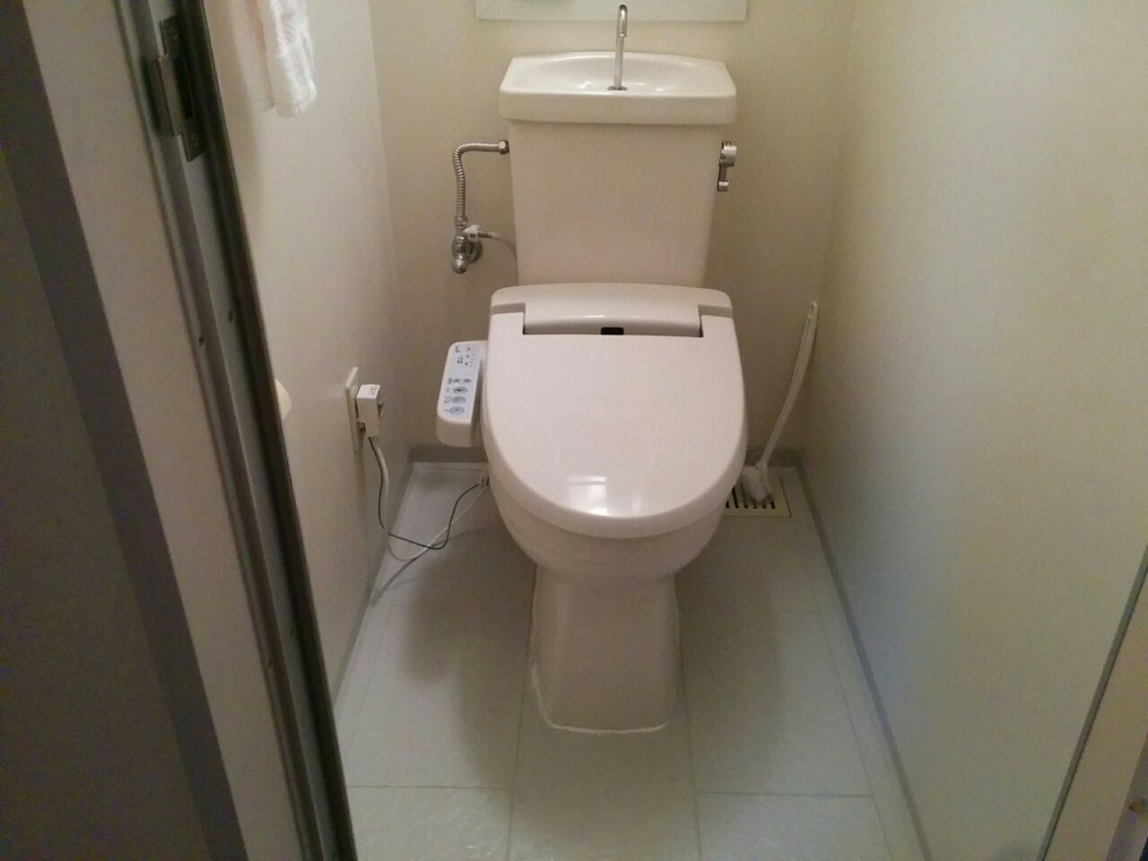狭いトイレの人必見 新アイテム投入であきらめていたカビが取れやすくなる 節約ママのこだわり掃除