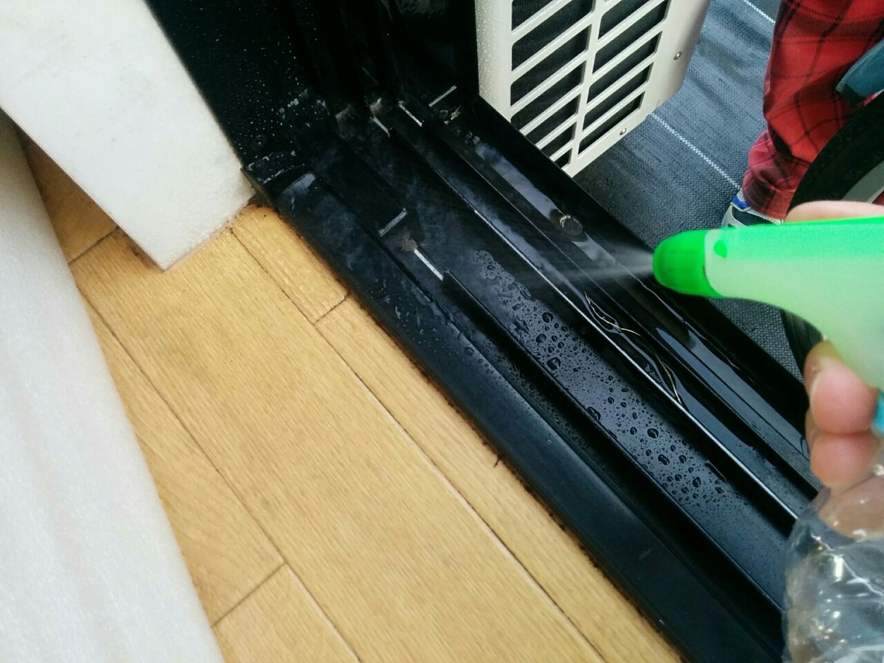 ズボラさん向け ニトリの加圧式スプレーボトルでサッシレール掃除 節約ママのこだわり掃除