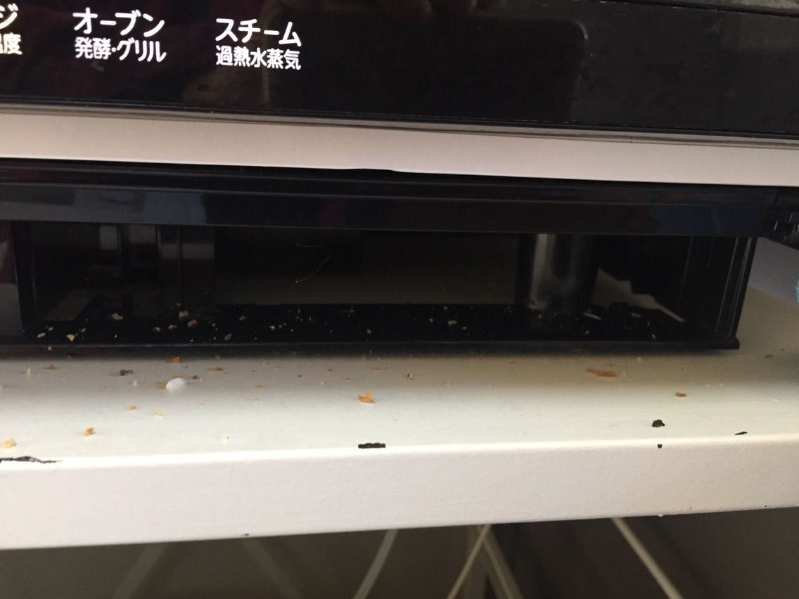 オーブンレンジの受け皿と隙間に落ちたパンくずお掃除 節約ママのこだわり掃除