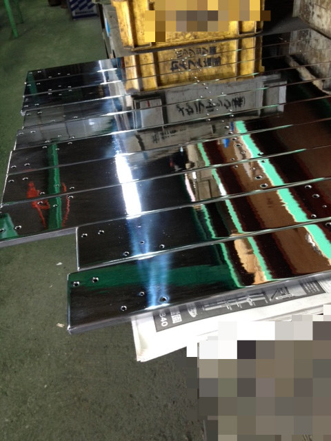 プレート表面へ硬質クロームメッキを30μ施し鏡面仕上げ<br>
をさせて頂きました