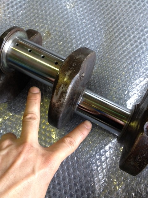 冷凍機クランクシャフトの磨耗部位(ピン)2ヵ所を<br>
硬質クロームメッキで肉盛りスタンダードサイズ<br>
(Ф52 −0,046〜0,066)に戻しました