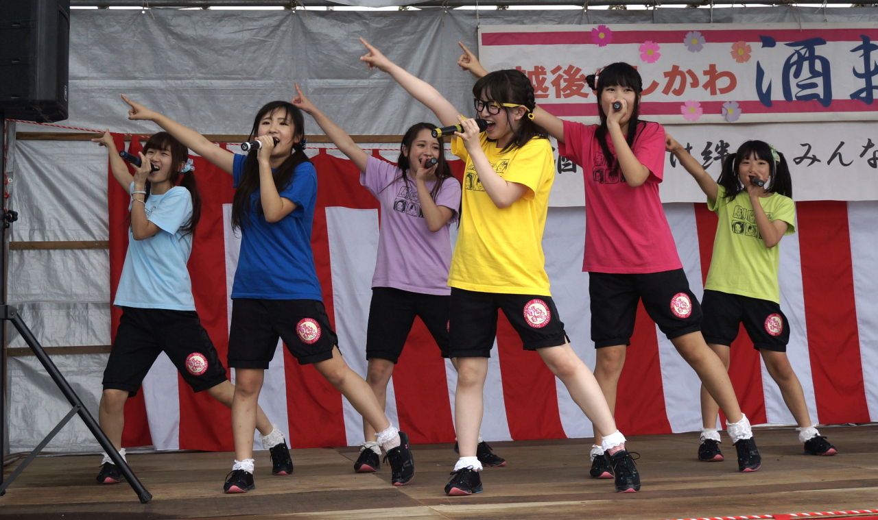 上越市吉川区 第17回よしかわ酒まつりに高田本町商店街アイドル がんぎっこ 初登場 全5曲熱唱し 会場を盛り上げる 吉川タイムズonline 上越市吉川区 第17回よしかわ酒まつりに高田本町商店街アイドル がんぎっこ 初登場 全5曲熱唱し 会場を盛り上げる 吉川タイムズonline