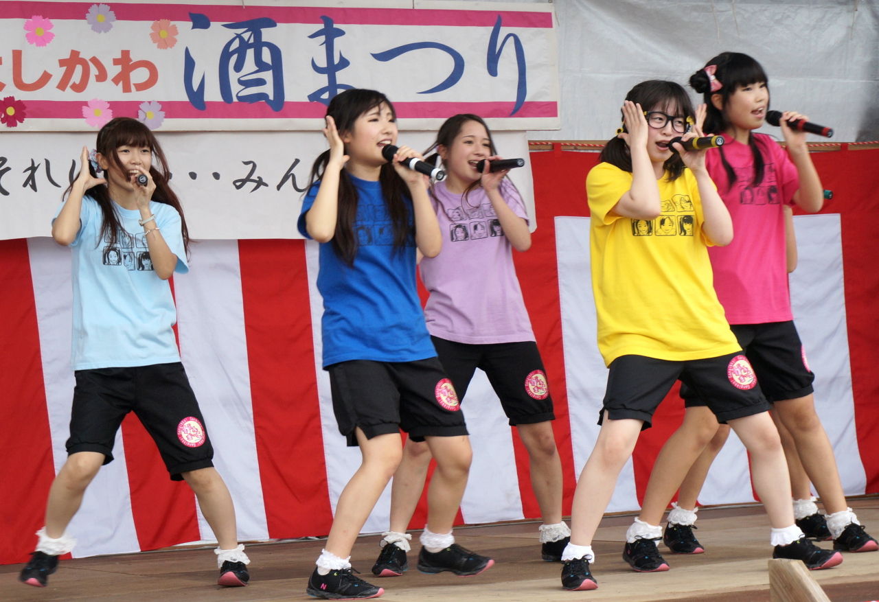 上越市吉川区 第17回よしかわ酒まつりに高田本町商店街アイドル がんぎっこ 初登場 全5曲熱唱し 会場を盛り上げる 吉川タイムズonline 上越市吉川区 第17回よしかわ酒まつりに高田本町商店街アイドル がんぎっこ 初登場 全5曲熱唱し 会場を盛り上げる 吉川タイムズonline
