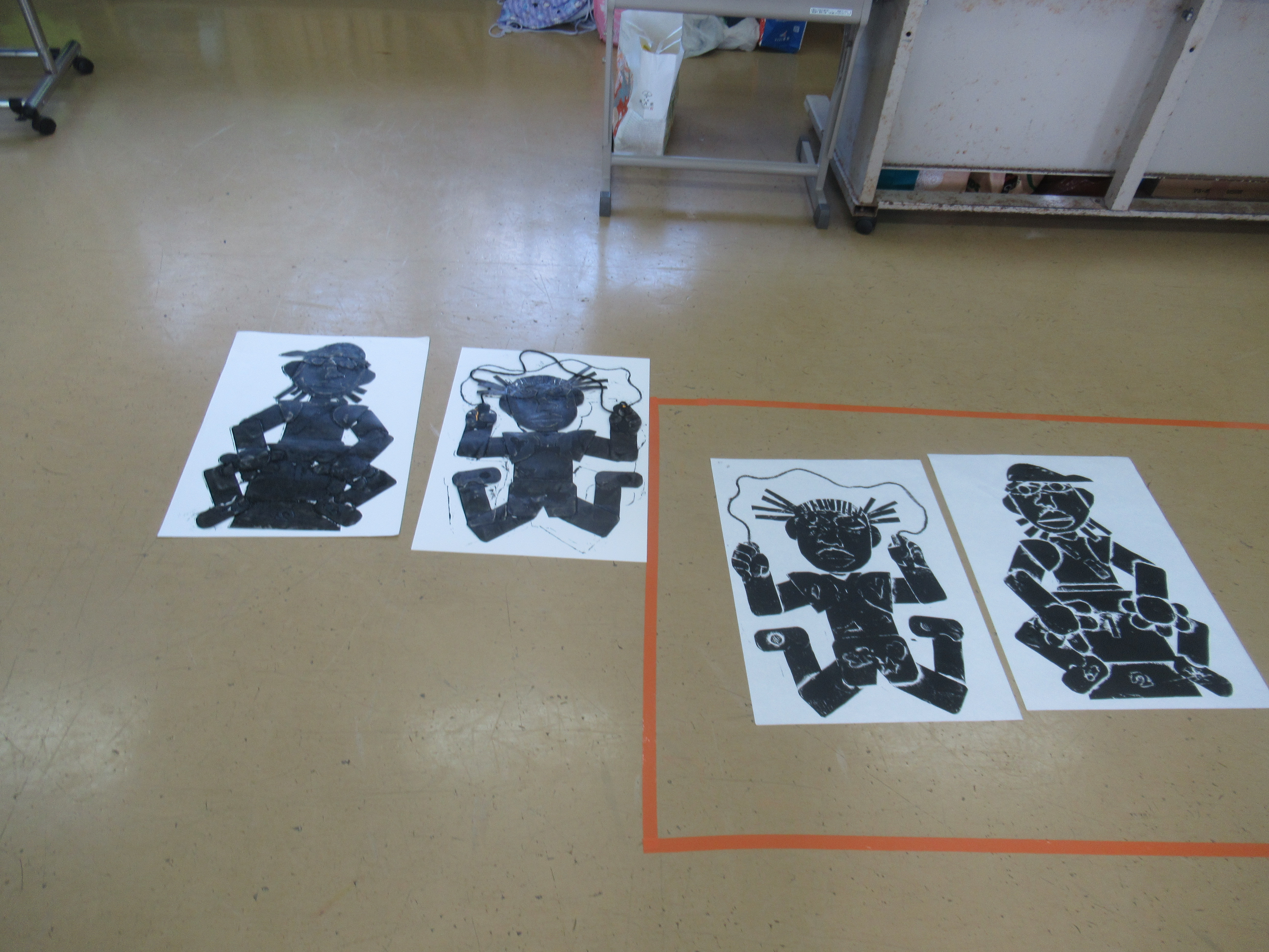 11 15 木 1年図工 紙版画 与那国町立与那国小学校ホームページ 11 15 木 1年図工 紙版画 与那国町立与那国小学校ホームページ