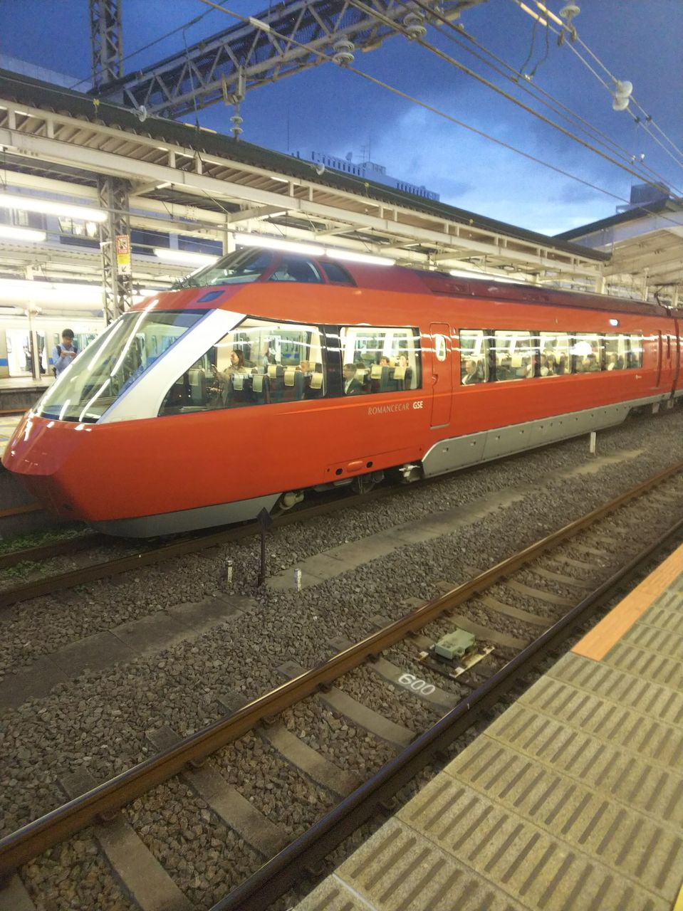小田急70000形gseによるホームウェイ81号in新百合ヶ丘駅 よしちゃん しゃもじのローズピンクトラム日記