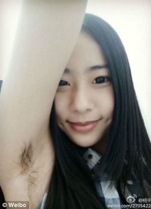 脇毛の生えた脇の下を自撮り3